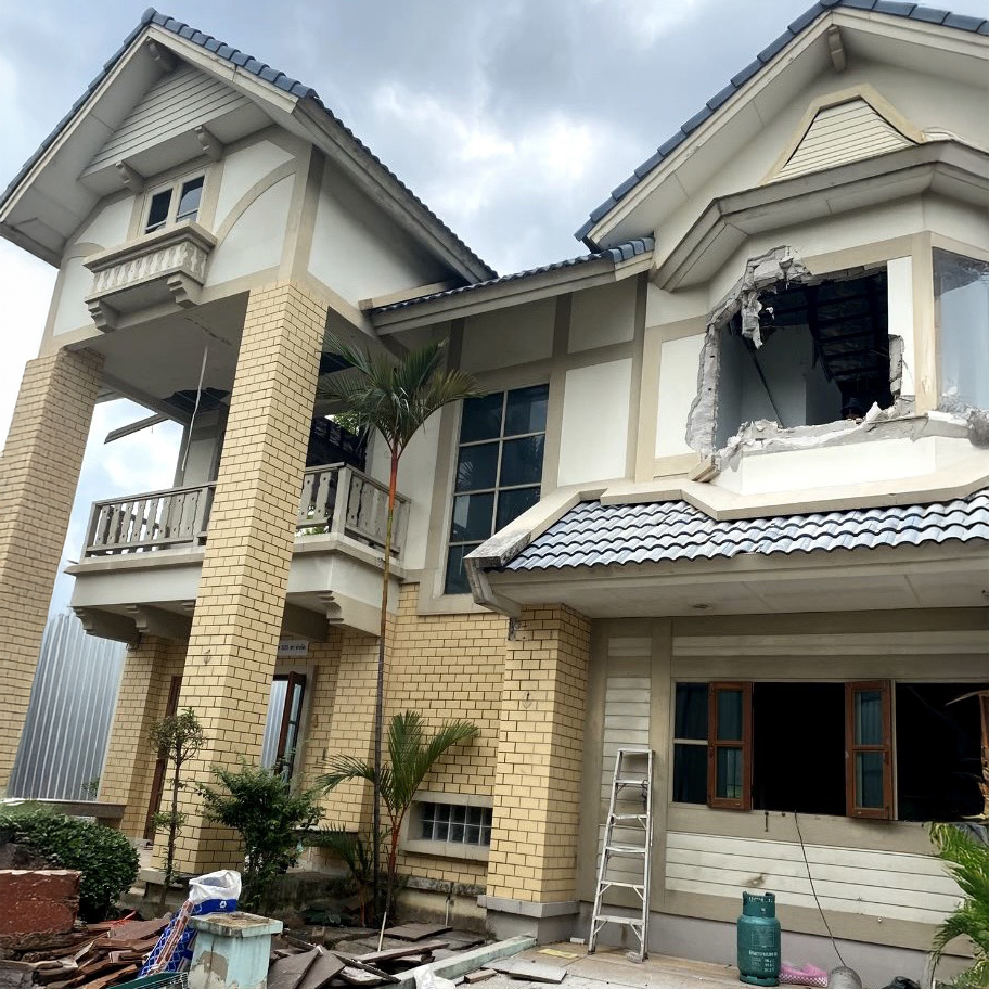 26 - https://ธนกฤช889ทุบตึกรื้อถอน.com | ธนกฤช 889 รับเหมาทุบตึก รื้อถอนอาคารครบวงจร เคลียร์พื้นที่รกร้าง และรับซื้อบ้านไม้เก่าให้ราคาสูง บริการด่วนทั่วกรุงเทพฯ และปริมณฑล ด้วยทีมงานมืออาชีพ พร้อมเข้าประเมินหน้างานฟรี ไม่มีค่าใช้จ่ายแฝง